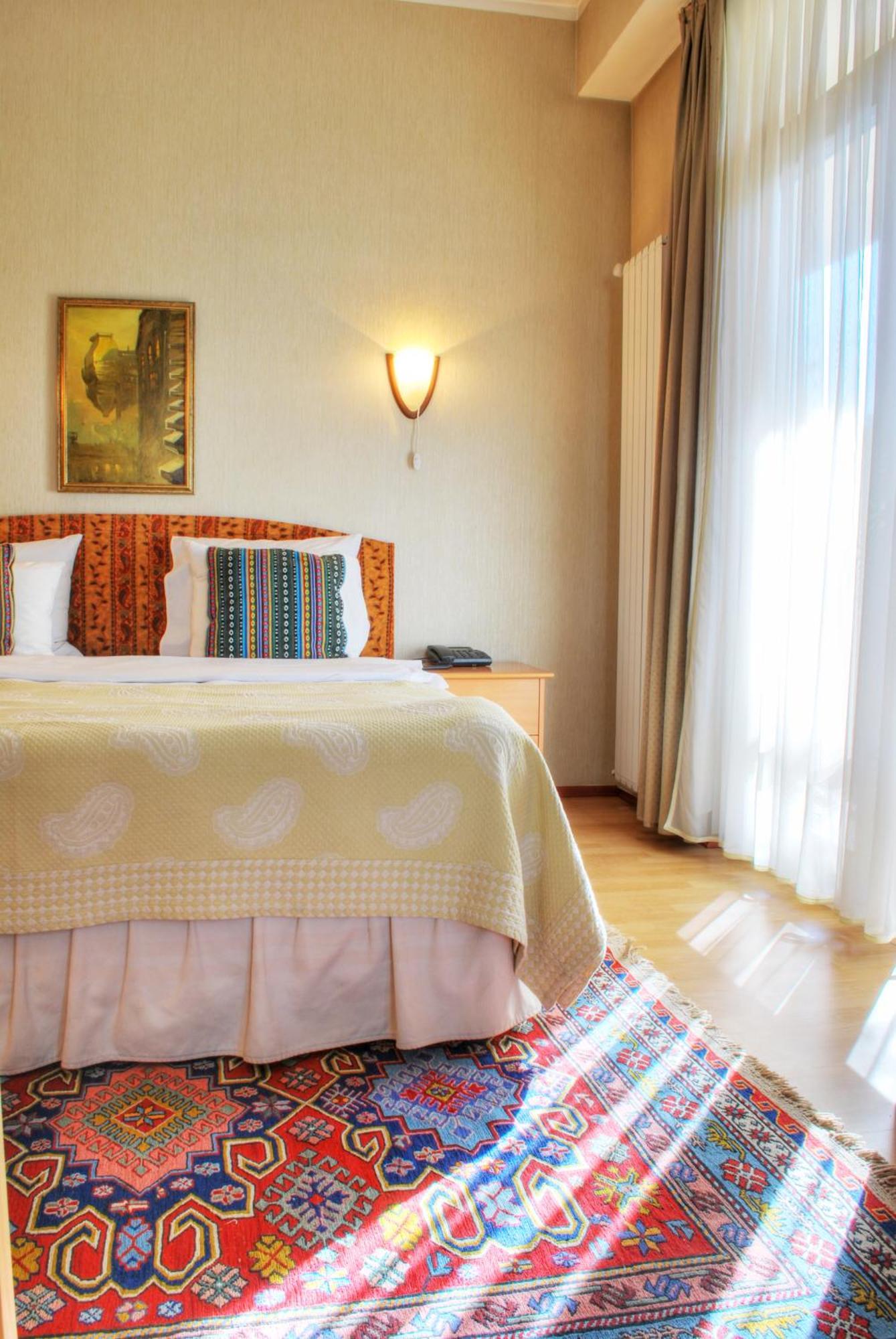 Urban Lodge Hotel Rooms And Suits ティビリシ エクステリア 写真