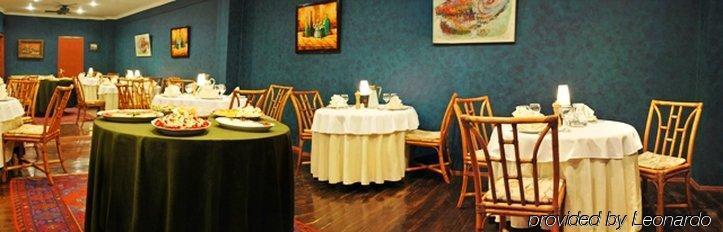 Urban Lodge Hotel Rooms And Suits ティビリシ レストラン 写真