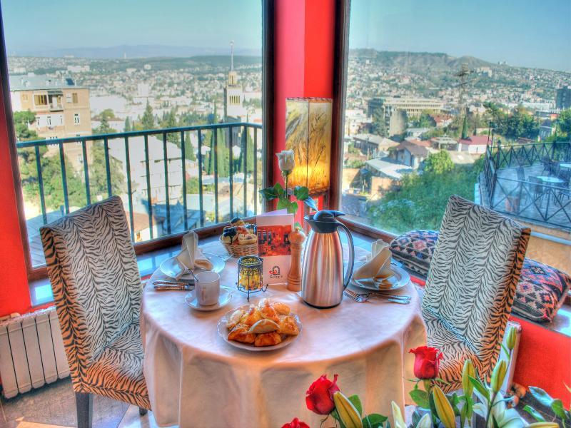 Urban Lodge Hotel Rooms And Suits ティビリシ レストラン 写真