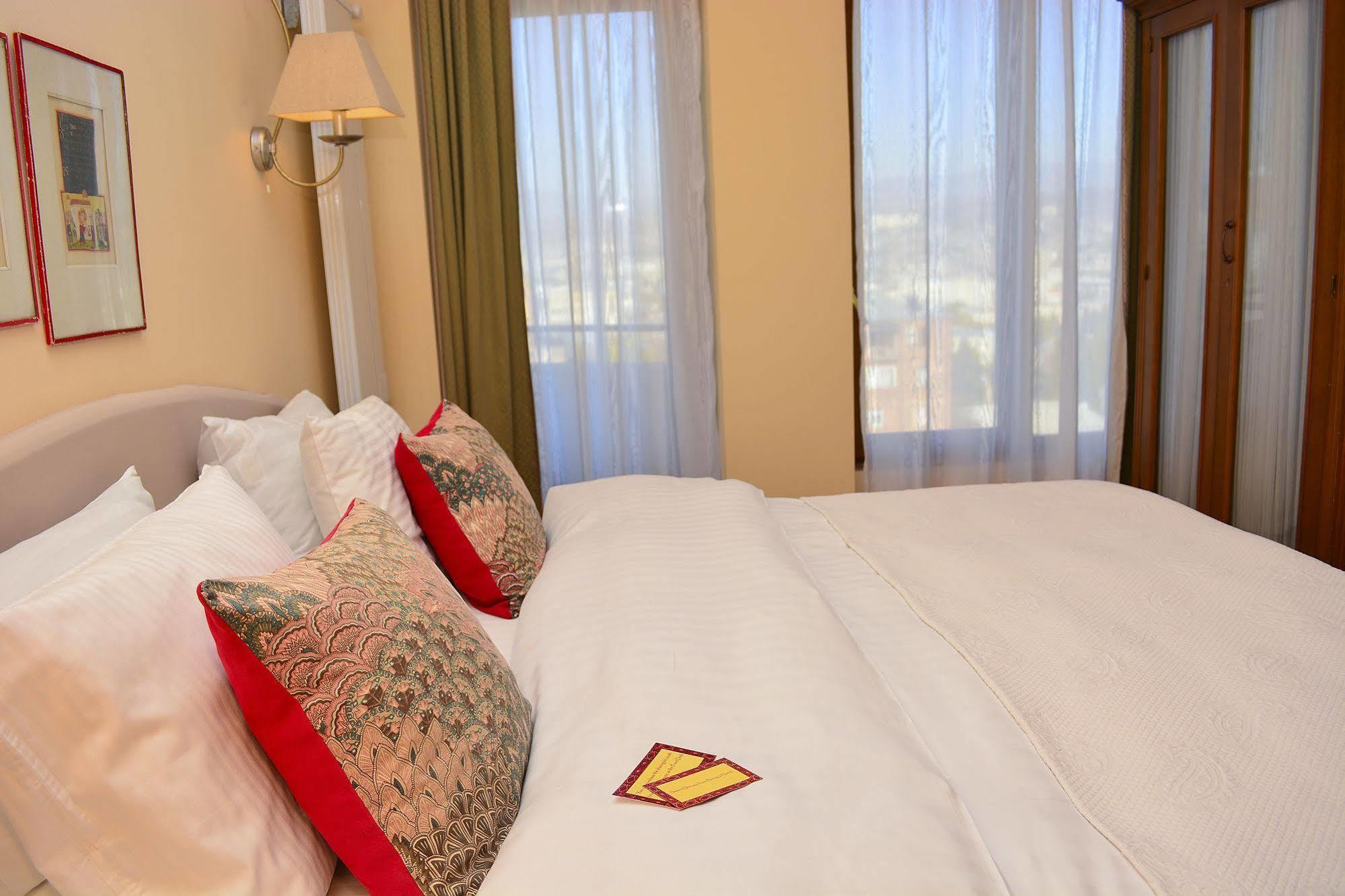 Urban Lodge Hotel Rooms And Suits ティビリシ エクステリア 写真