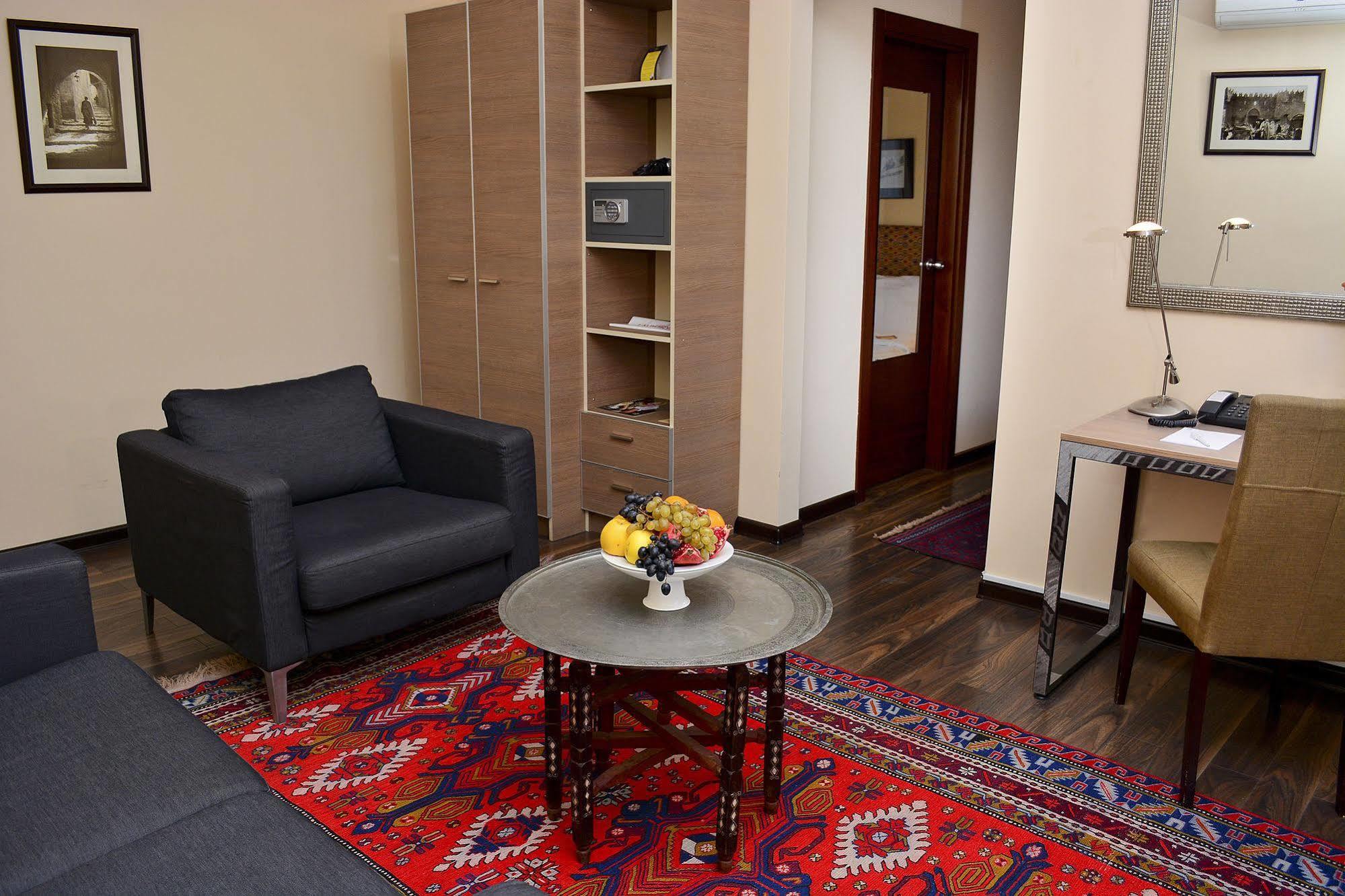 Urban Lodge Hotel Rooms And Suits ティビリシ エクステリア 写真