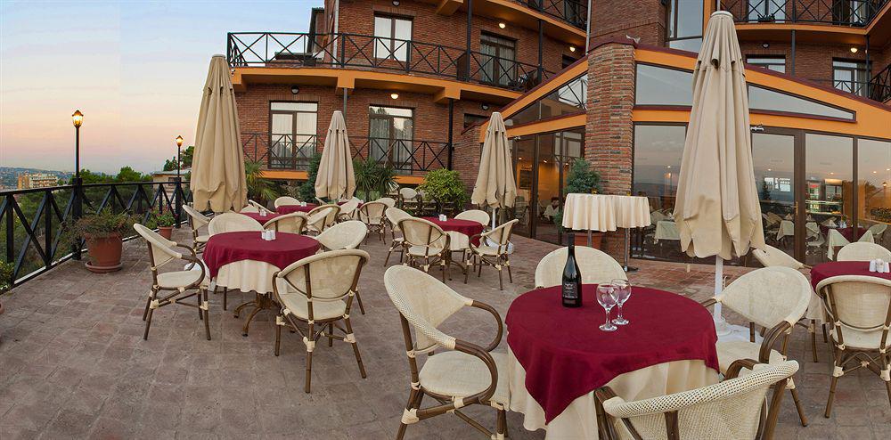 Urban Lodge Hotel Rooms And Suits ティビリシ レストラン 写真
